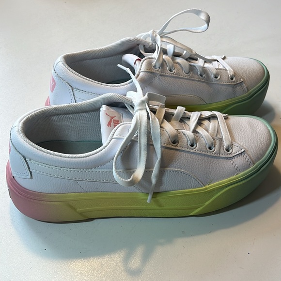 PUMA soft foam platform rainbow sole sneaker. - Picture 3 of 6